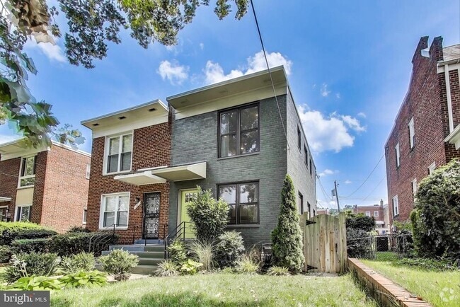 Building Photo - 1225 Emerson St NE Rental