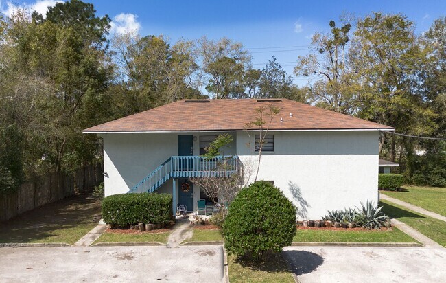 Building Photo - Updated 2 Bedroom / 1 Bathroom Apartment