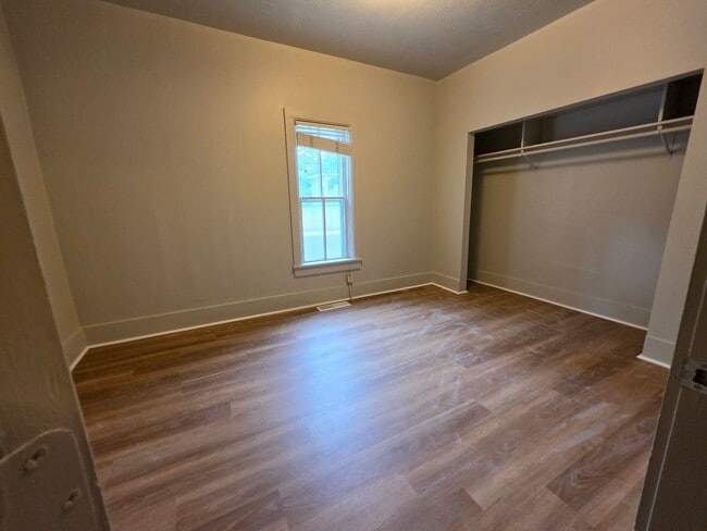 Charming 2 bedroom unit - Conveniently located.