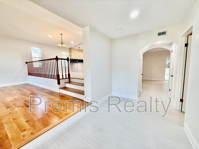 Photo - 957 Weathersfield Dr