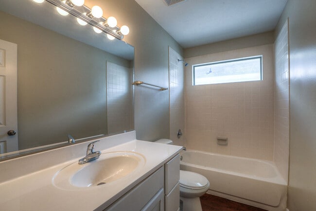 Photo - 4 Bed / 3 Bath Duplex — 1 Month Free | North Houston