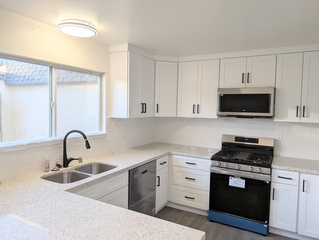 Spacious kitchen with breakfast area - 19050 Kittridge St Townhome