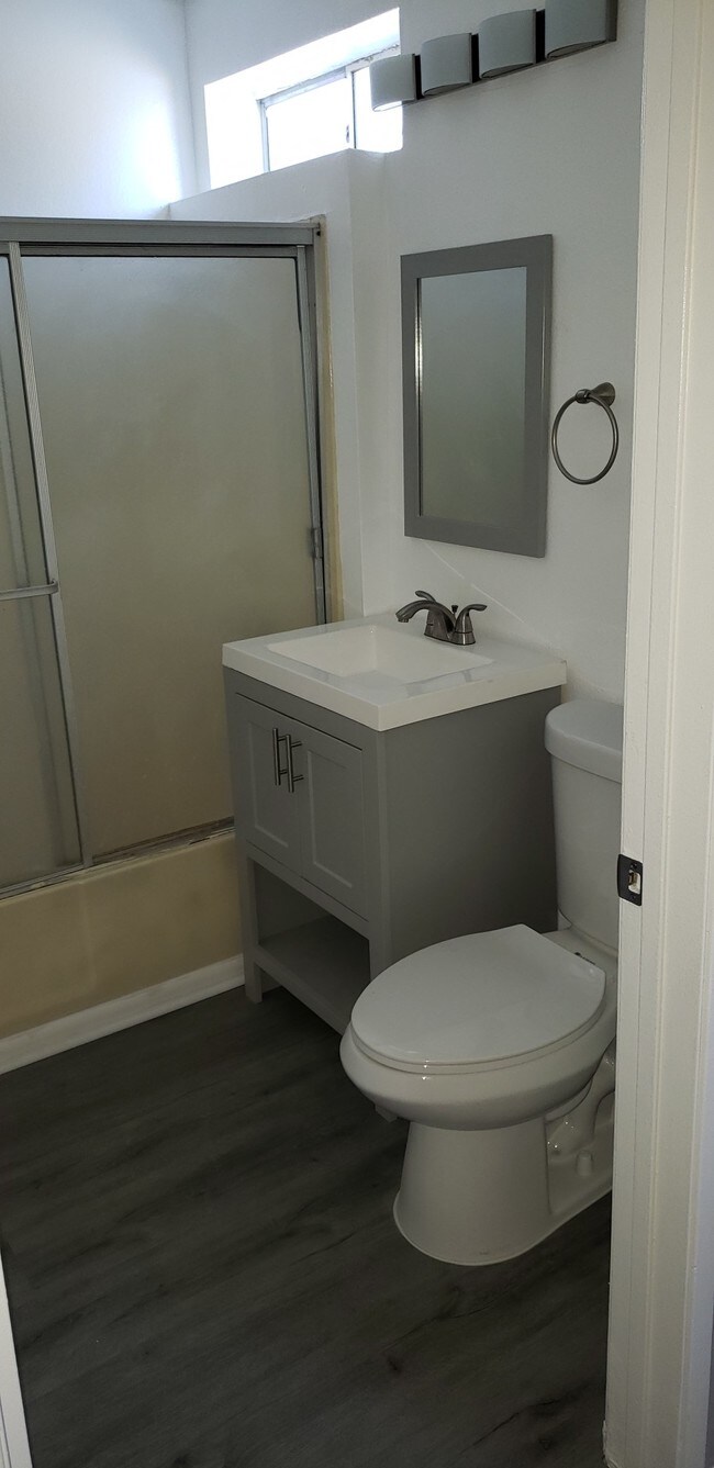 Remodeled Bathroom - 18526 Calvert St Unidad 6