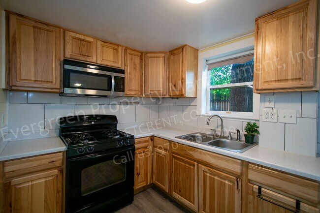 Photo - 1702 Mathews St