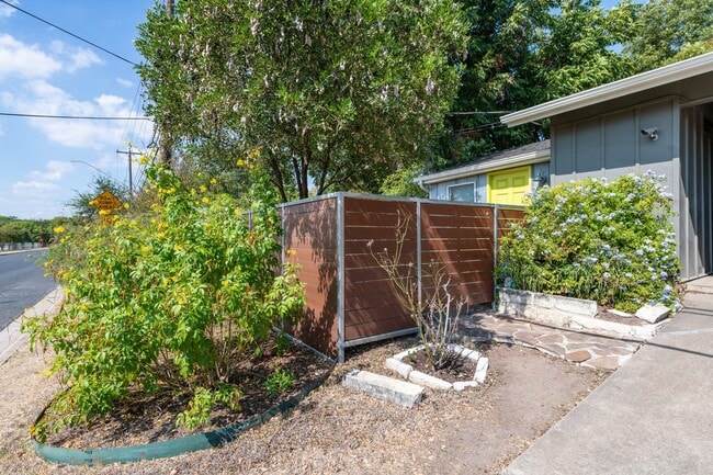 Building Photo - 5500 Westminster Dr Unit B