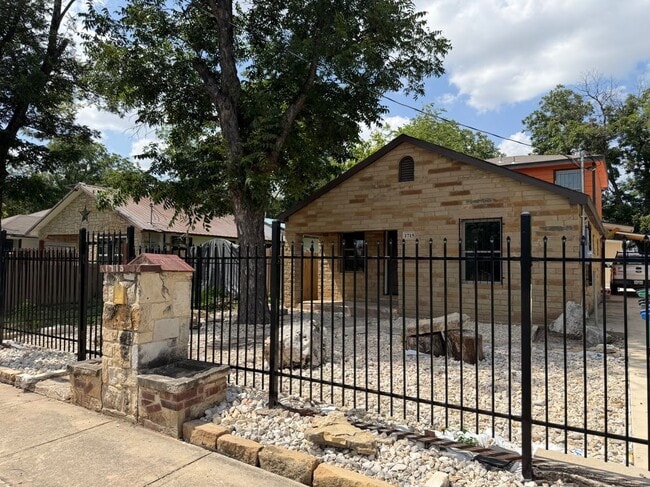 Photo - 1715 Saltillo St Unidad 1
