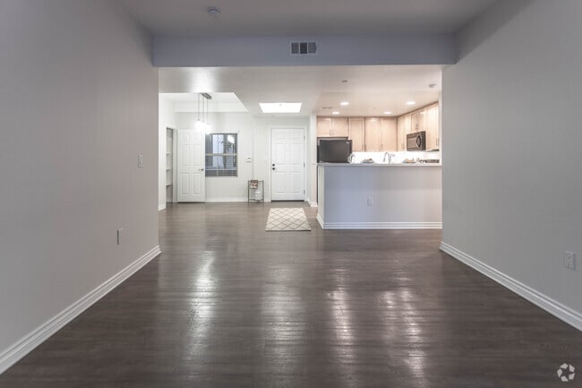 2BR, 2BA-1313 SF