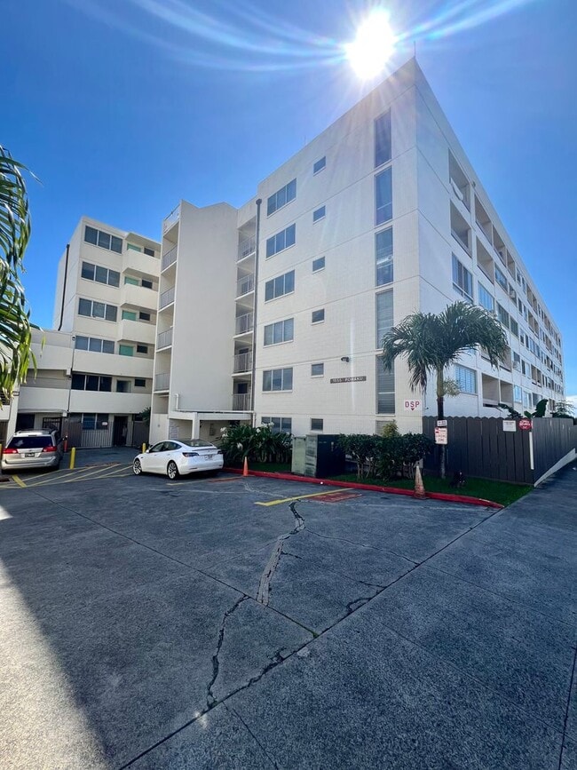 Building Photo - Charming 1/1/1 Ground Floor Unit with Lana... Rental