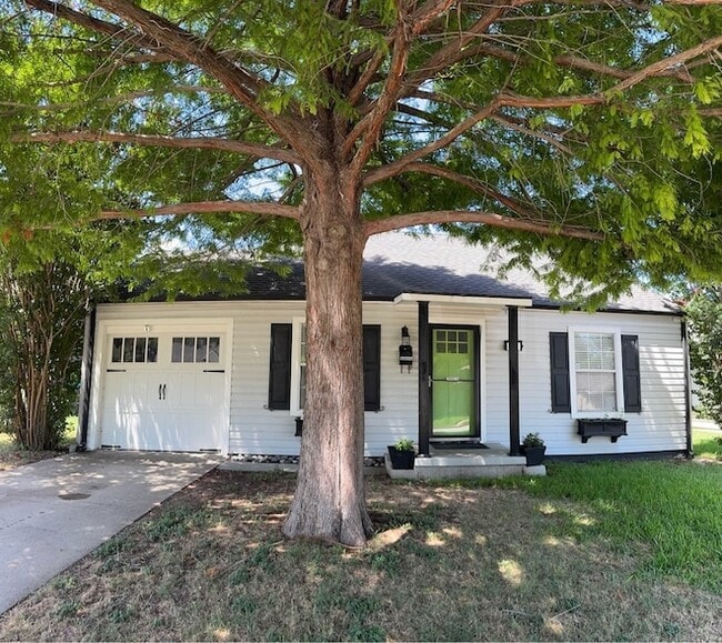 Building Photo - 4516 Pershing Ave Rental
