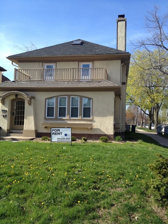 Building Photo - 1830-32 E Kenwood Blvd Unit Lower 1832