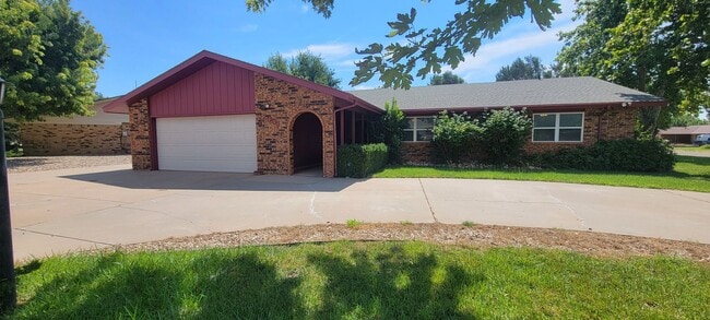 Building Photo - LARGE HOME IN NORTHEAST CLOVIS