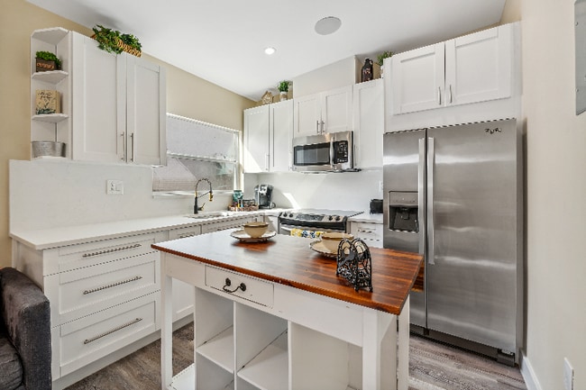 Photo - 1030 N F St