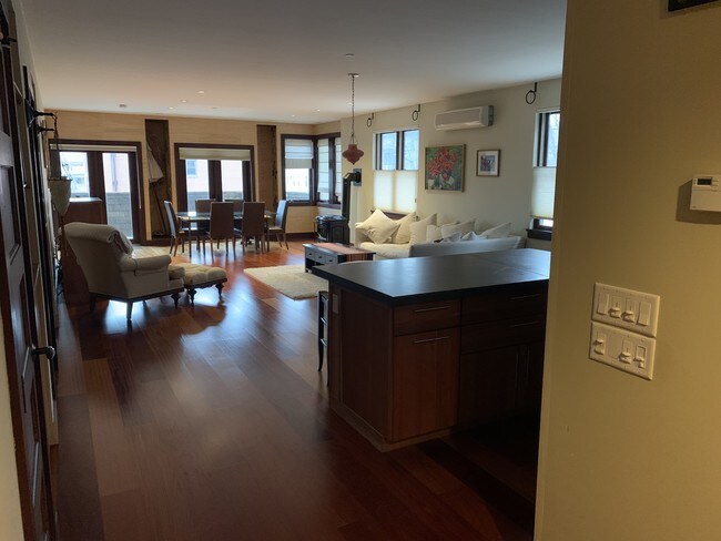 Building Photo - 191 S Winooski Ave Unit City lounge