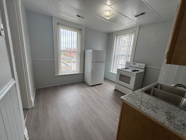 Building Photo - Small Affordable Downtown Davenport Studio Unit Apt #7