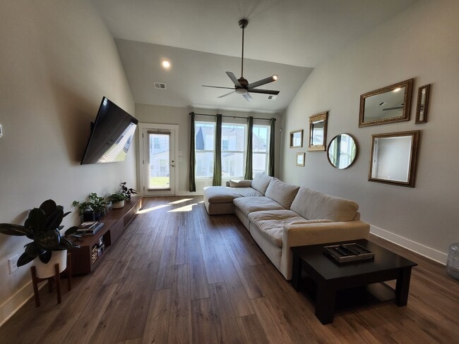 Photo - 210 Woodhouse Wy