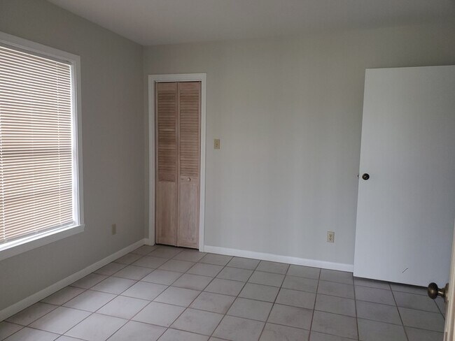 Photo - 2301 N Parkwood Dr