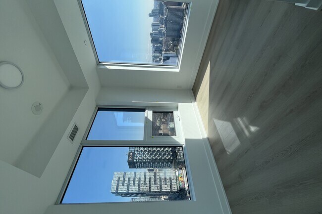 Photo - 100 Queen St E