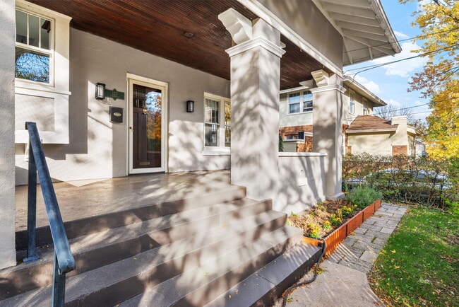 Photo - 127 Trowbridge St NE