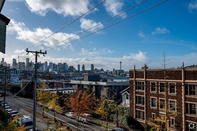 Building Photo - Modern & Spacious 2+ Bedroom/3.25 Bath Vie... Rental