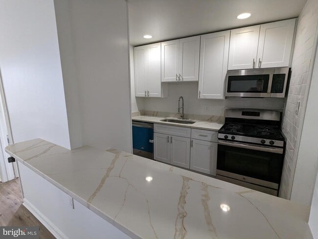 Photo - 7112 Donnell Pl Unidad D-3