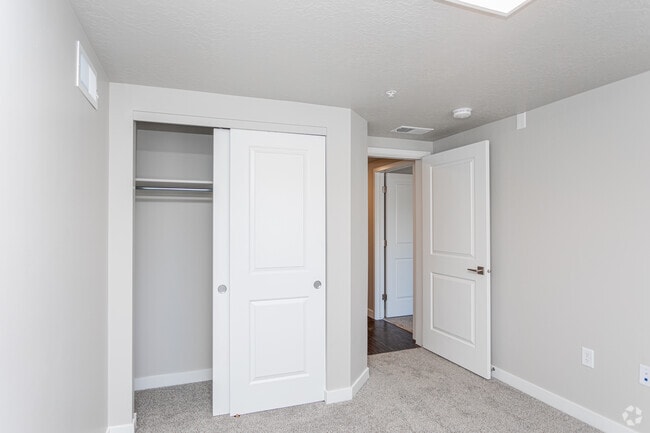 2BR, 1BA - 927 SF