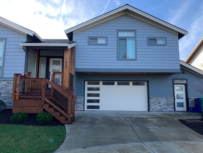 Building Photo - Beautiful Newly Custom Built Home! Vaulted Ceilings! Partially Furnished! Open Floor Plan!