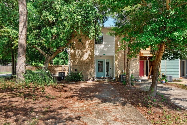 Building Photo - "Charming 2-Bed Townhouse Retreat in Fort ... Unit F