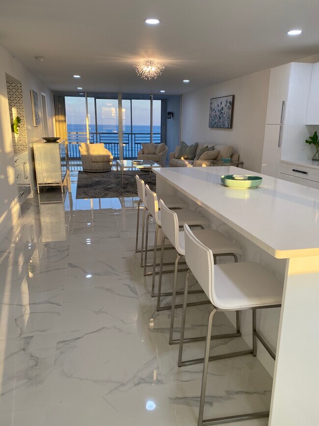 Open floor plan with massive island - 900 Ocean Dr Unidad 504