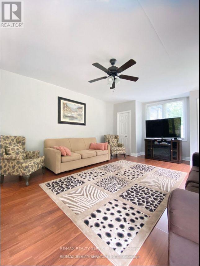 Photo - 4870 Mapleview Crescent