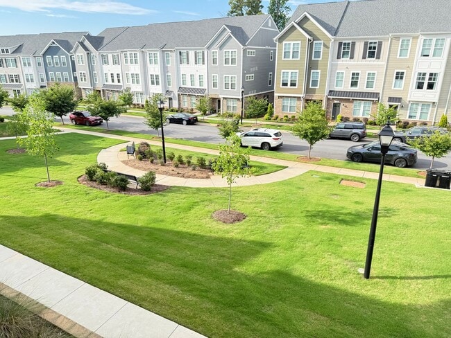 Building Photo - Spacious Modern End-Unit Davidson Townhome - Lake Davidson Access