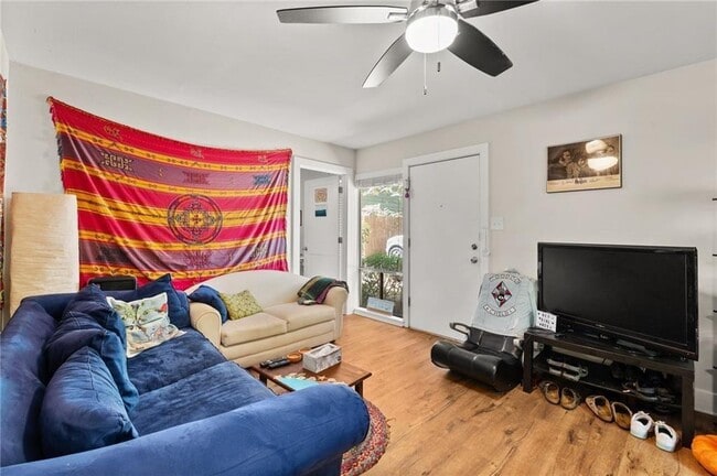 Photo - 609 E 43rd St