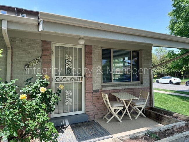 Photo - 2047 Meade St House