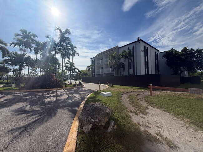 Building Photo - 4920 NW 79th Ave Unit 313