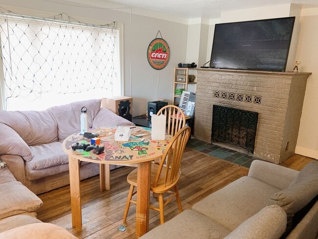 Photo - AUG PRELEASE: 5 bdrm/2 bath in York Neighborhood