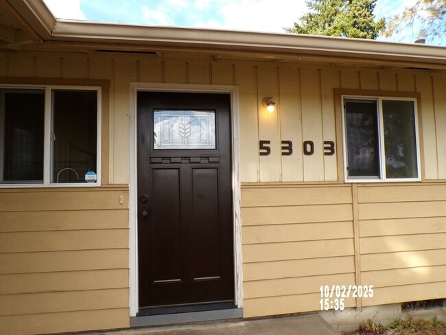 Building Photo - Charming home