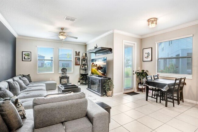 Photo - 31886 Blue Passing Loop