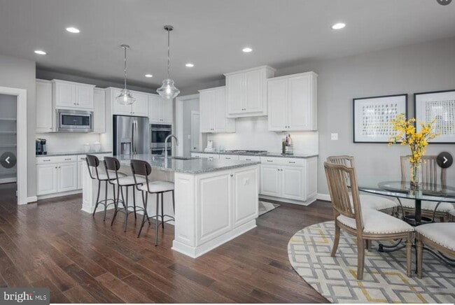 Building Photo - 305 Rita Ct