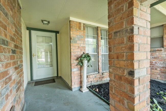 Building Photo - 22606 Elsinore Dr