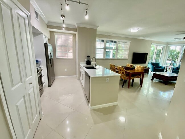 Building Photo - 225 NE 1st St Unit 202