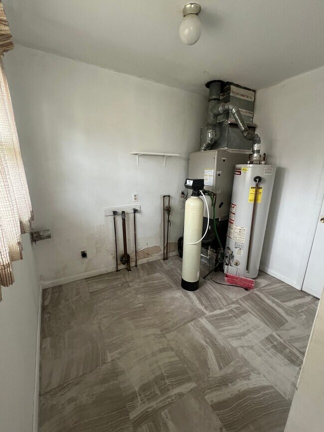 Photo - 3 Bedroom 1.5 bath Available Now!