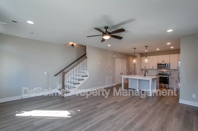 Photo - 2061 Oakwood Ave