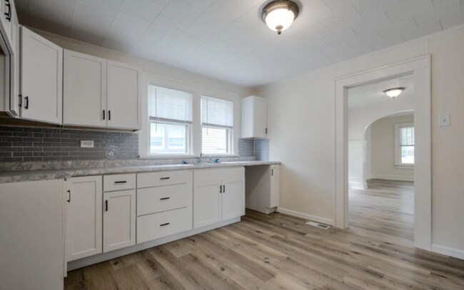 Photo - Bright & Inviting 2 Bedroom 1 Bathroom Bun... Casa