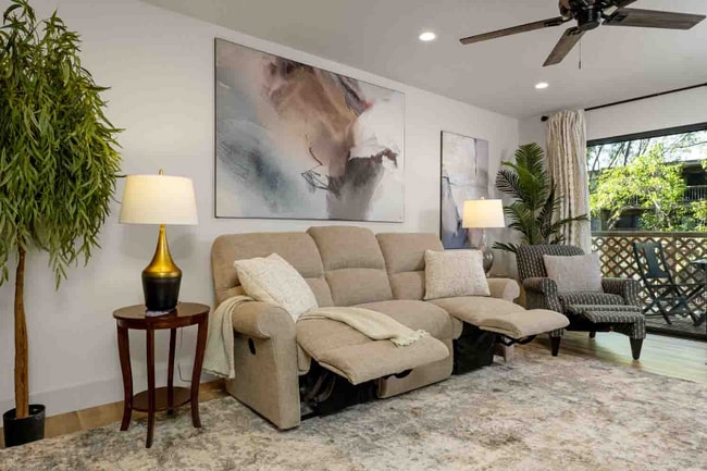 Photo - 320 N Civic Dr Unidad 410