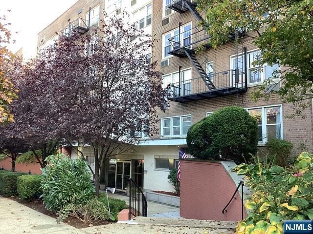 Building Photo - 2160 Center St Unit 2U