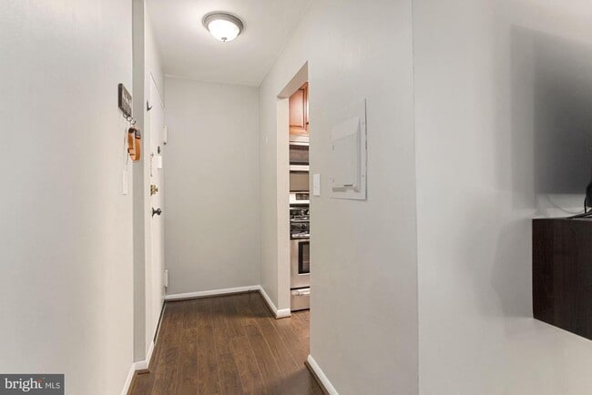 Building Photo - 1541 Colonial Dr Unit 103