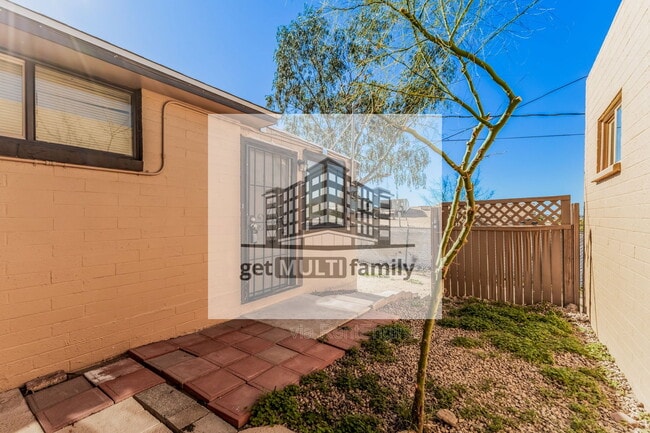 Building Photo - 1402 W Mercer Ln Unit 3