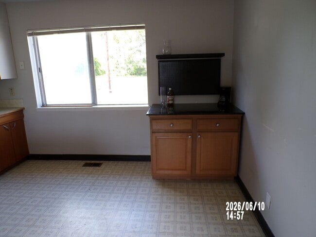 Photo - 325 SE Bridgeway Ave