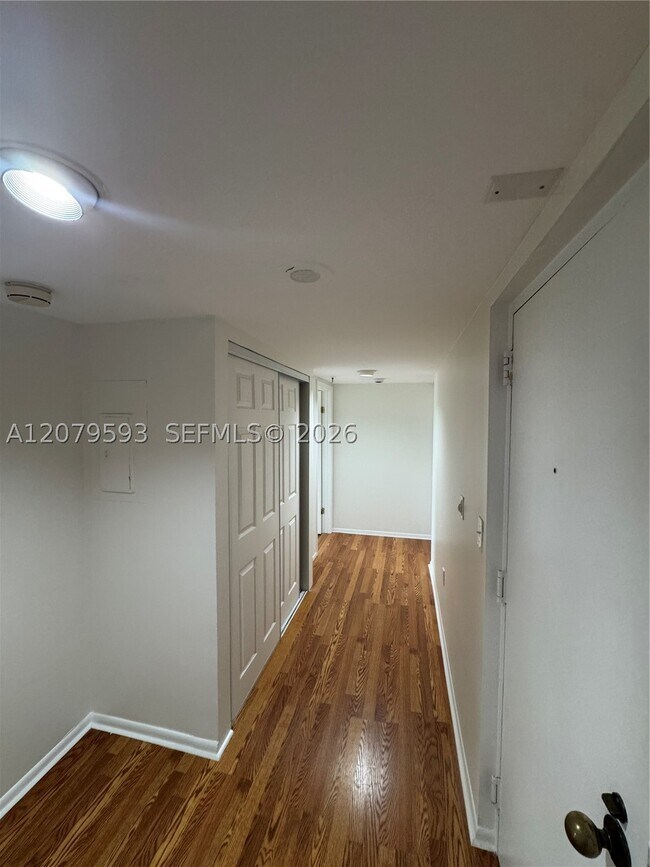 Photo - 720 Coral Wy Unit 9E