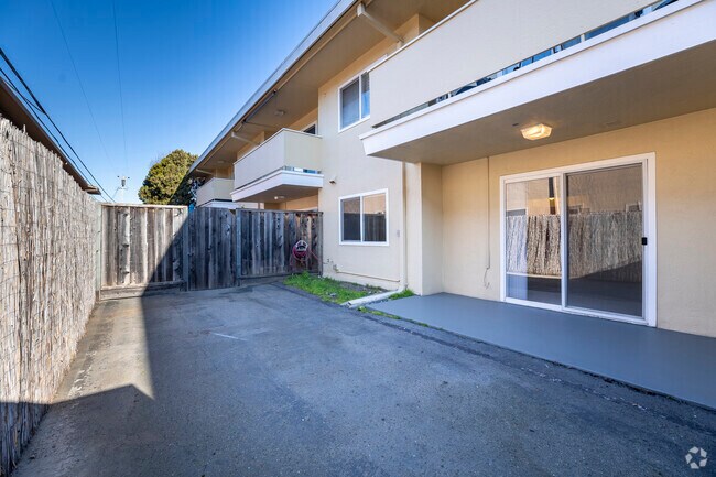 1BR, 1BA - 570SF - Downstairs Patio