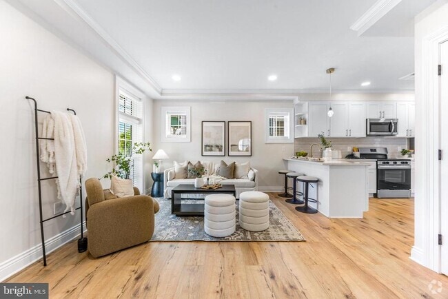 Building Photo - 30 E Broadway Unit FLAT 1 Rental